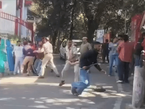 शिमला यूनिवर्सिटी में SFI-ABVP कार्यकर्ताओं में झड़प, 2 घायल:लाठी-डंडों से हमला, एक दूसरे पर आरोप लगाए; यूनिवर्सिटी पुलिस छावनी में तब्दील
