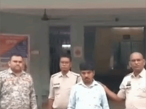बेमेतरा में 40 पौवा अवैध शराब के साथ आरोपी गिरफ्तार:मोपेड भी जब्त, 14,200 रुपए का सामान बरामद, आबकारी एक्ट में केस दर्ज