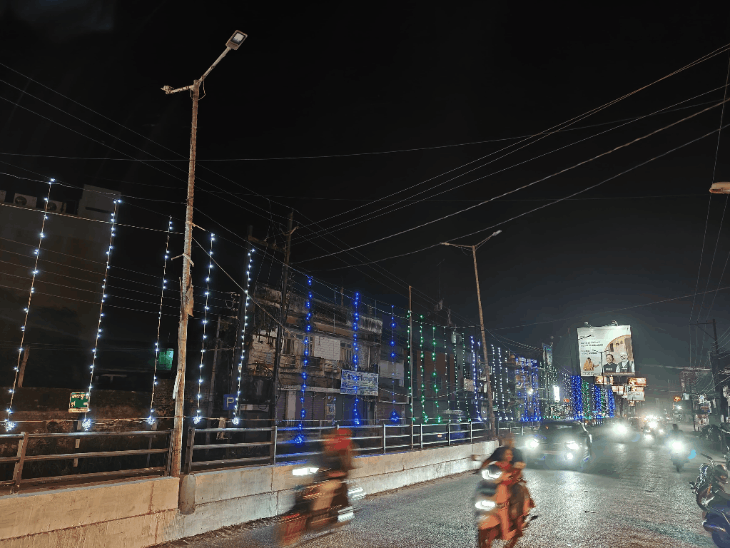धमतरी शहर की मुख्य सड़कों पर रात में अंधेरा:गणेश उत्सव के बीच बंद स्ट्रीट लाइटों से हादसे का खतरा,सड़क पर मवेशी बढ़ा रहे परेशानी