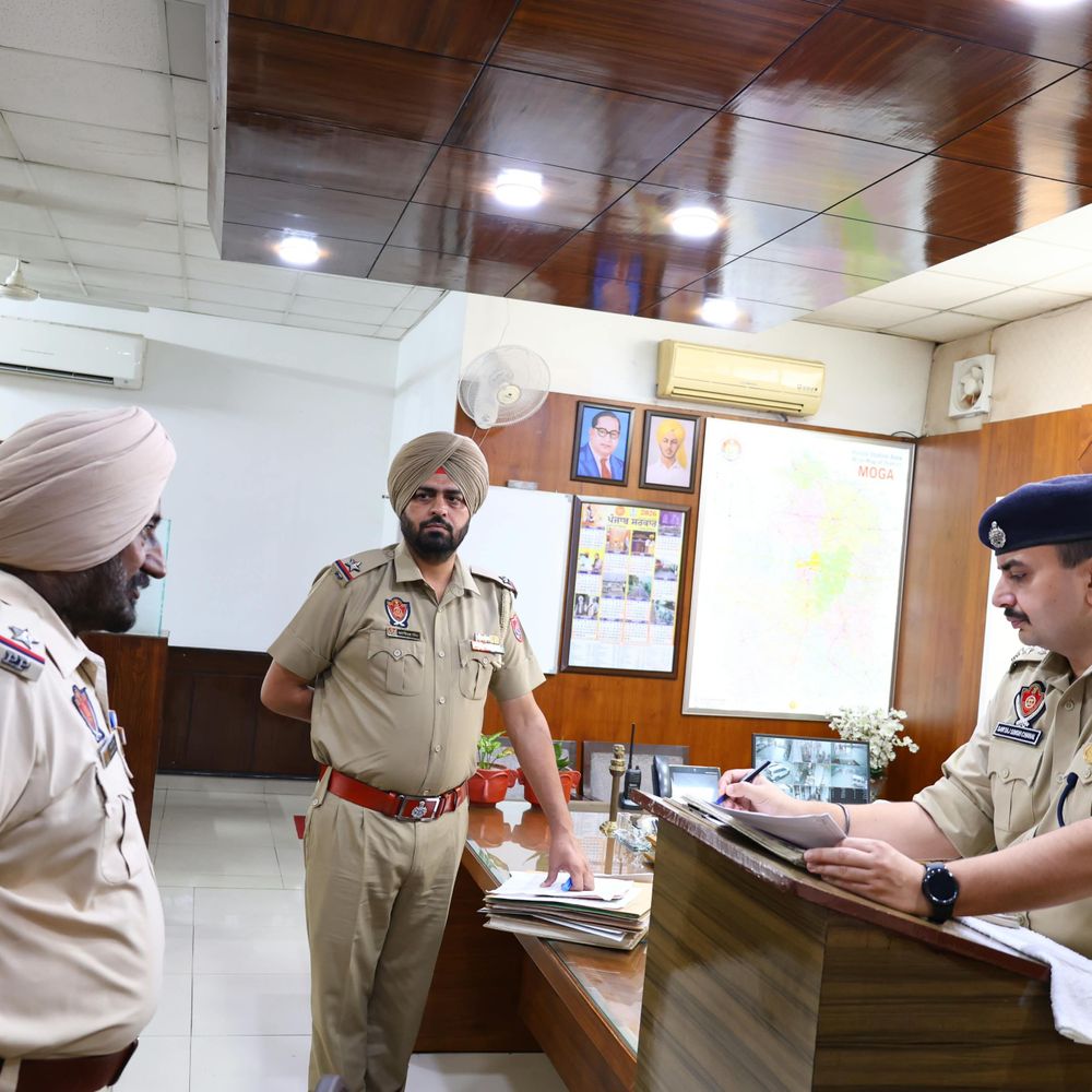 मोगा एसएसपी ने पुलिस कर्मचारियों की समस्याएं सुनीं:विभागीय मामलों और ड्यूटी की दिक्कतों पर अधिकारियों को दिए समाधान के निर्देश