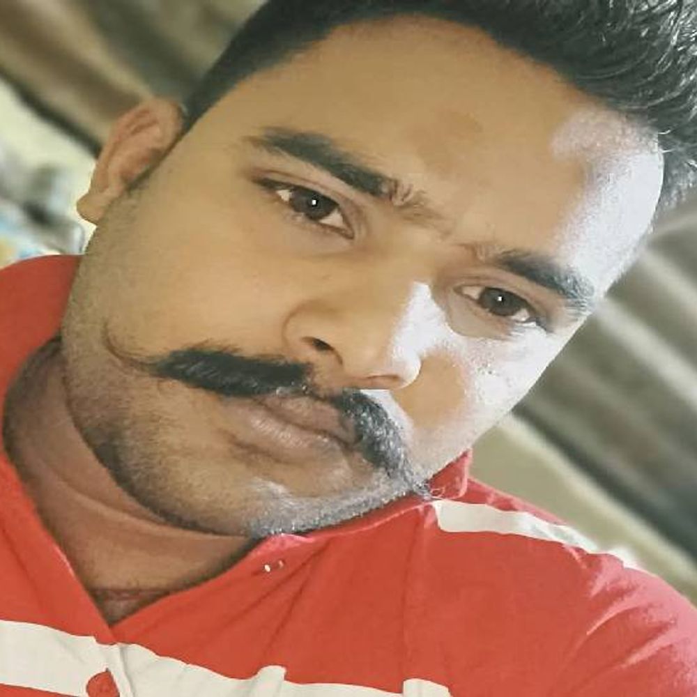 झांसी में फंदे पर लटका मिला युवक:कमरे में शराब के 6 बोतल मिली, दो पैग बने रखे थे, पत्नी मायके गई थी