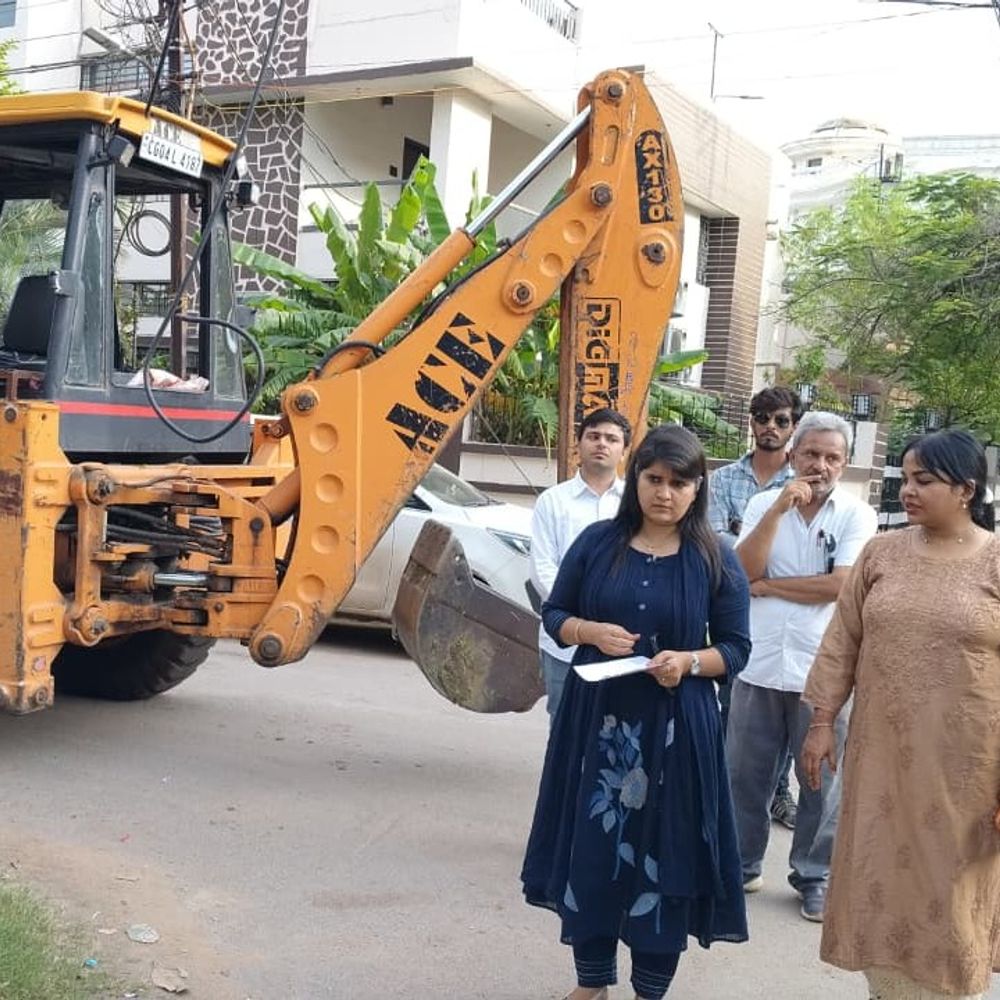 समता कॉलोनी और गीतांजली नगर में निगम की कार्रवाई:नक्शे के विपरीत बना हिस्सा तोड़ा, नोटिस के बाद चला बुलडोडर