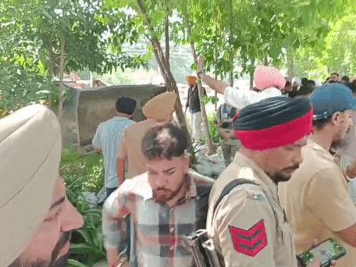 अमृतसर में सड़क के नीचे पाइप टूटी:नहर का पानी रिहायशी इलाके तक पहुंचा, हालात संभालने की कोशिश जारी