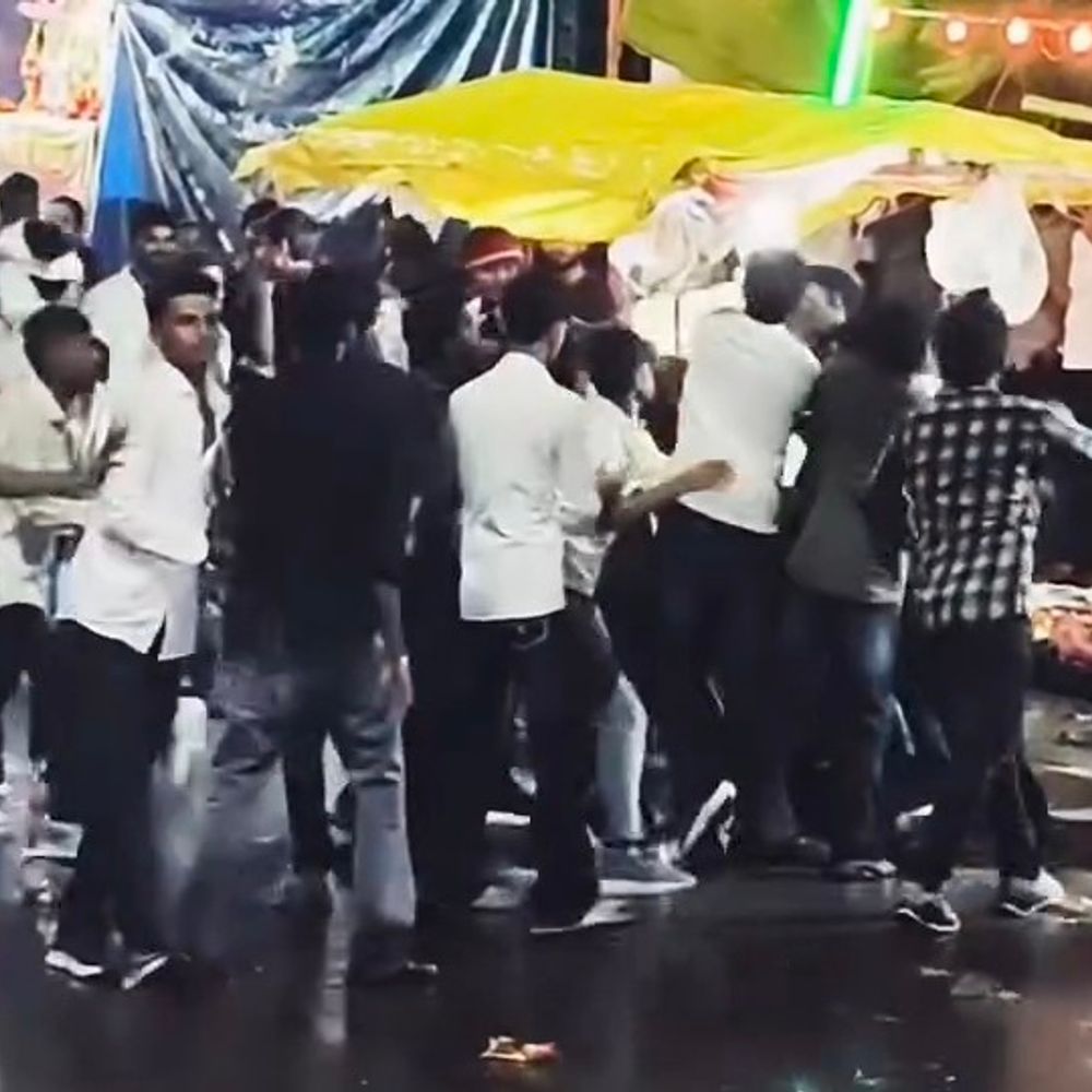 प्रयागराज तेलियरगंज मेले में युवकों के बीच मारपीट:पुलिस ने लाठी चलाकर हंगामा शांत कराया, कुछ को समझाकर हटाया