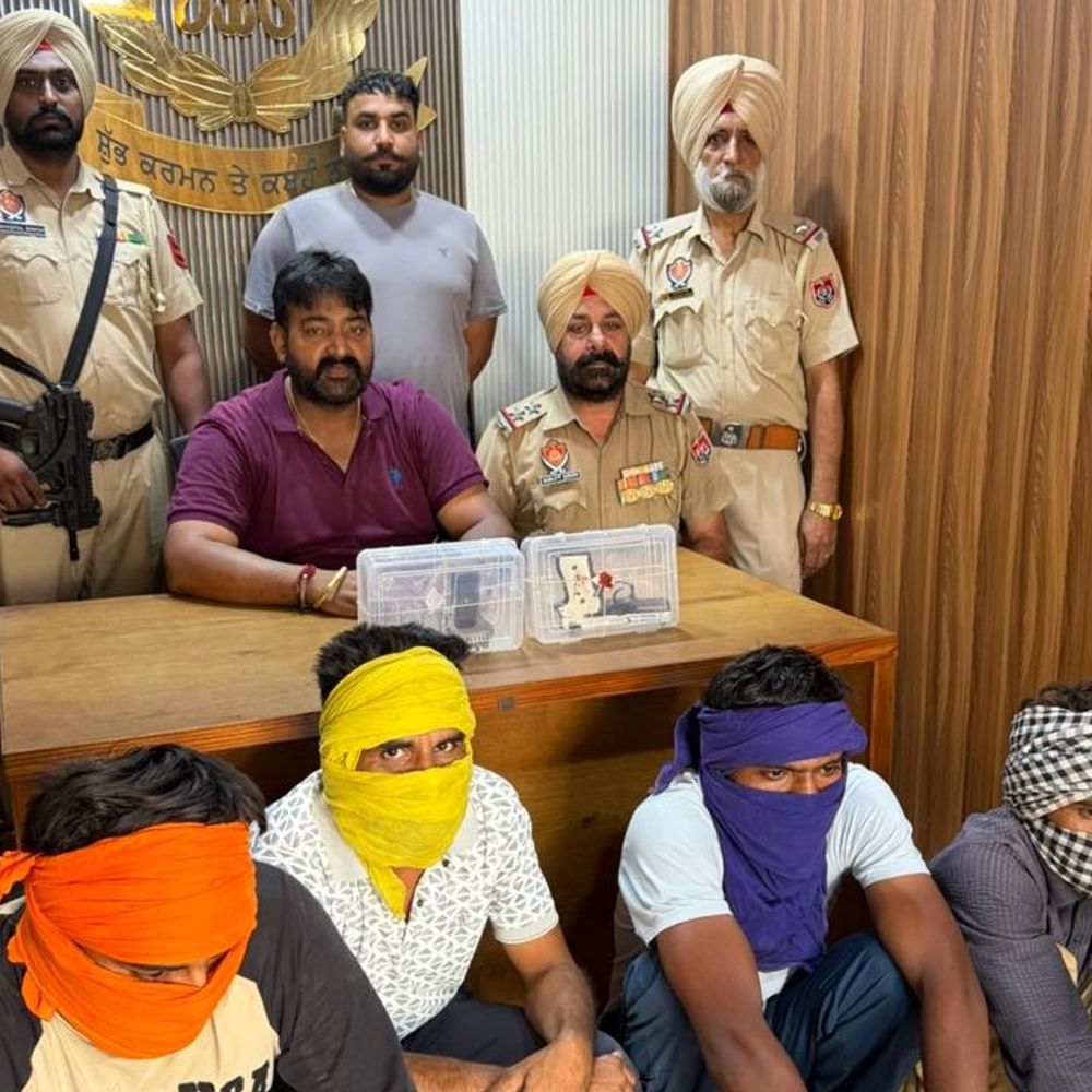 ड्रोन से पाकिस्तान से हथियार मंगवाकर बेचने वाले 4 पकड़े:तरनतारन पुलिस ने नाके पर रोकी बोलेरो, दो पिस्तौल और मैगजीन बरामद किया