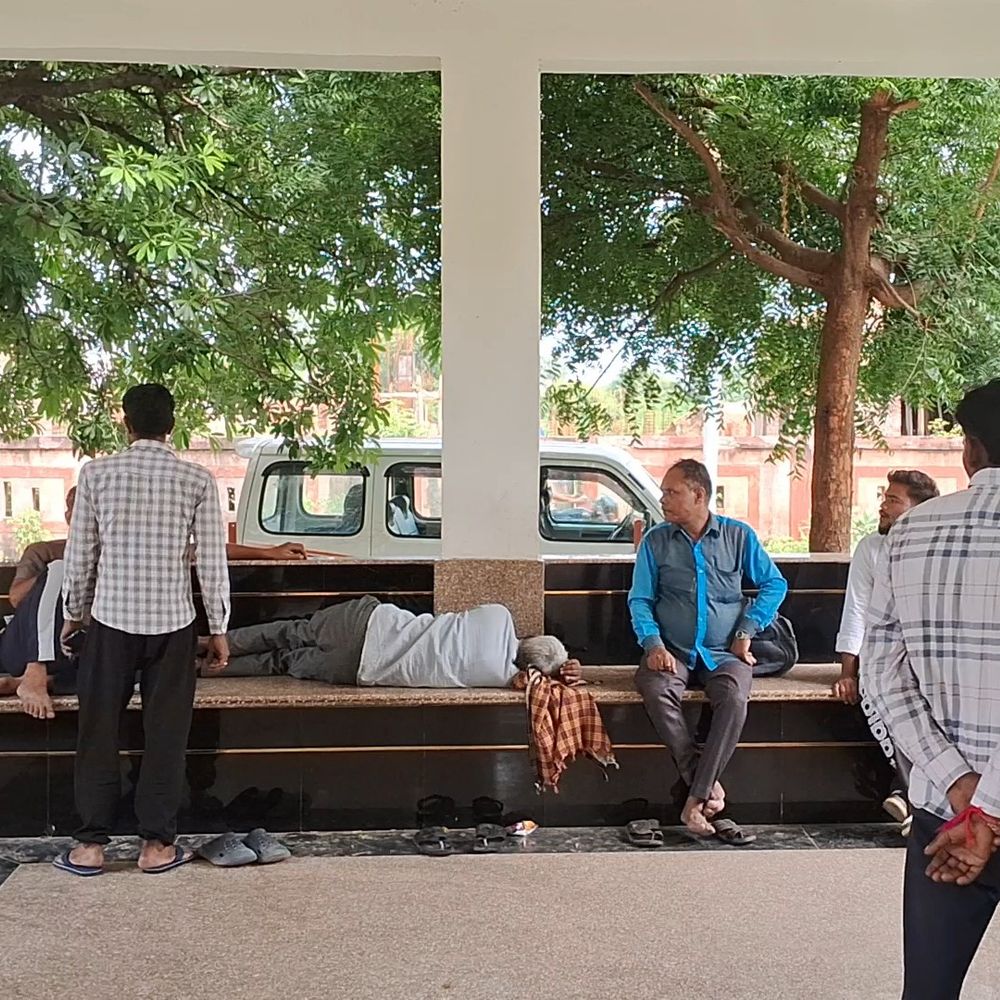 कमरे में फंदे पर लटका मिला शव:पत्नी ने आत्महत्या बताया; परिजनों ने हत्या का आरोप लगाया