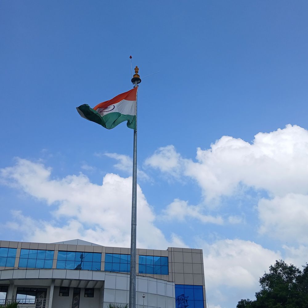 आजमगढ़ में रविवार को छाए आसमान में बादल:शुक्रवार को दोपहर हुई थी जिले में आधे घंटे की जोरदार बारिश