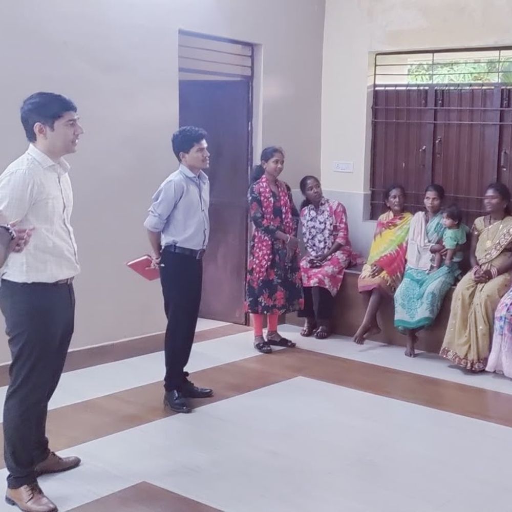 जहां कभी नक्सली लेते थे ट्रेनिंग, वहां पहुंचा प्रशासन:कलेक्टर-SP ने अंदरूनी क्षेत्रों में स्वास्थ्य और मूलभूत सुविधाओं की जमीनी स्थिति देखी