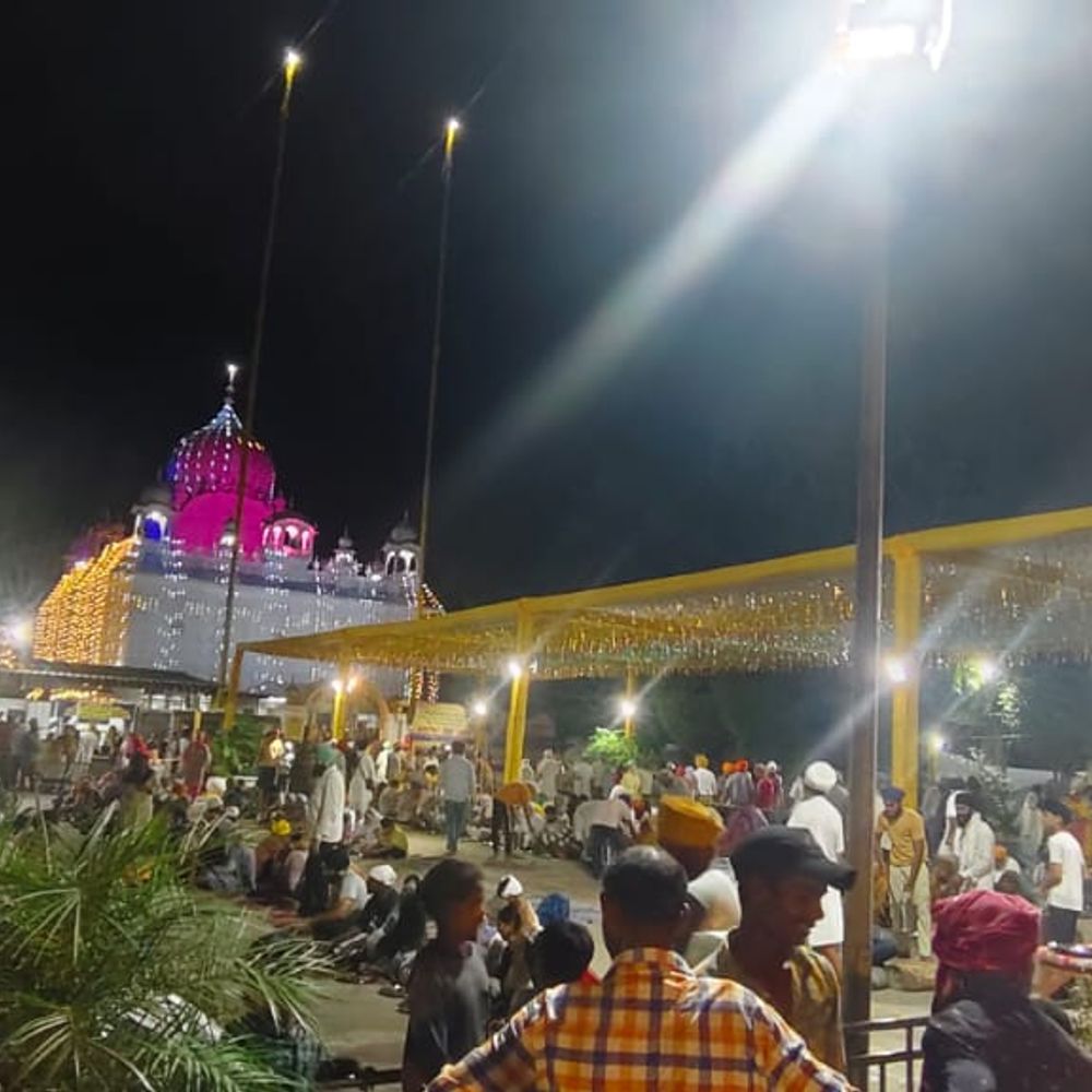 गुरुद्वारा प्लाह साहिब जी में मेले पर उमड़ी संगत, गुरु घर में टेका माथा