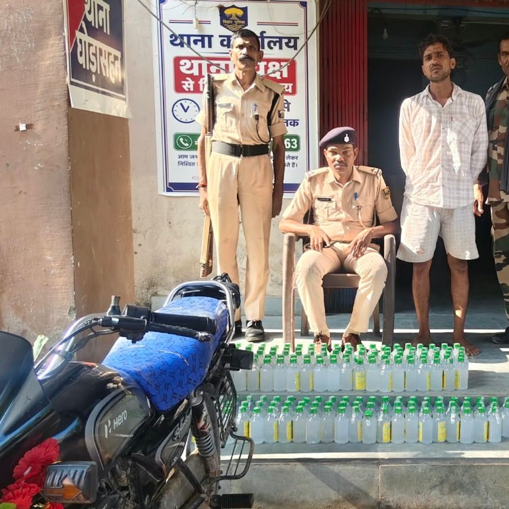 घोड़ासहन में 206 बोतल नेपाली शराब के साथ युवक गिरफ्तार:वैशाली का रहने वाला है आरोपी, पुलिस कर रही पूछताछ
