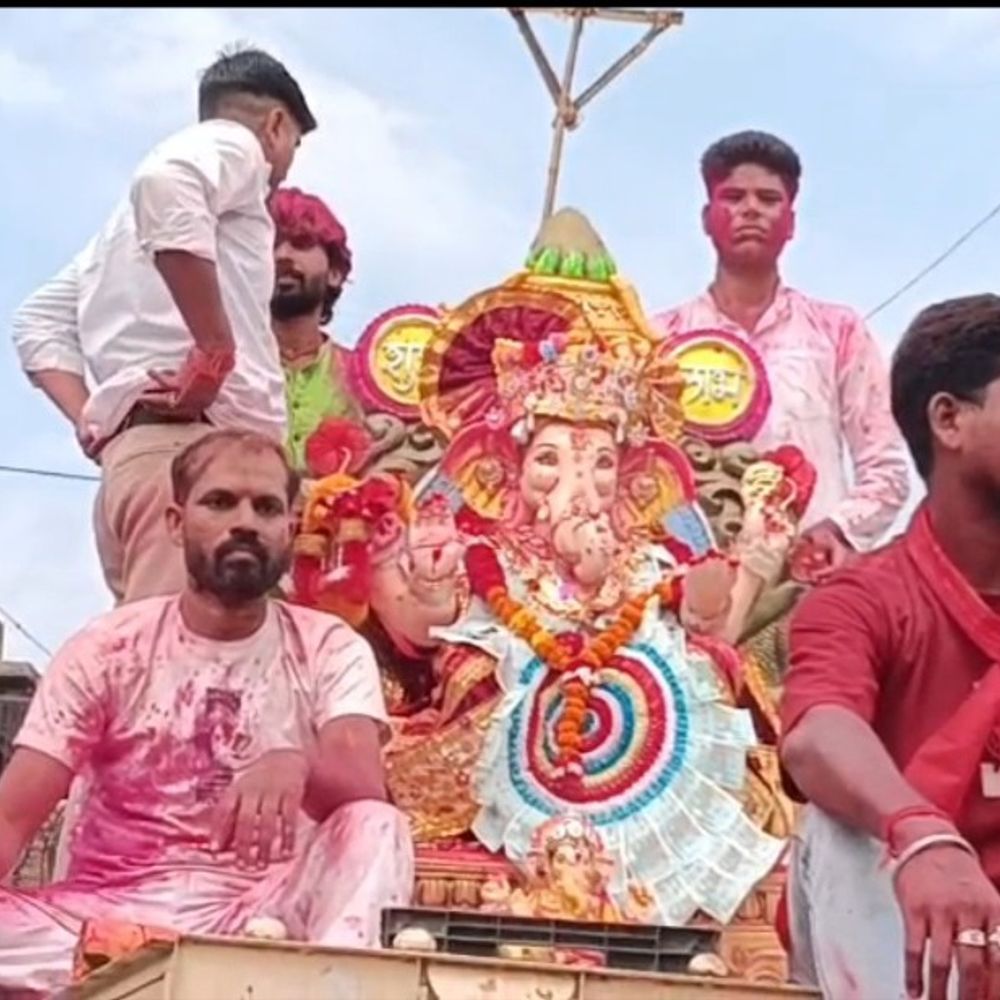 बदायूं में गणपति बप्पा की विदाई, रंग-गुलाल उड़ाते निकले श्रद्धालु:डीजे की धुन पर थिरकते हुए गंगाघाट पहुंचे भक्त, 200 से अधिक प्रतिमाओं का विसर्जन