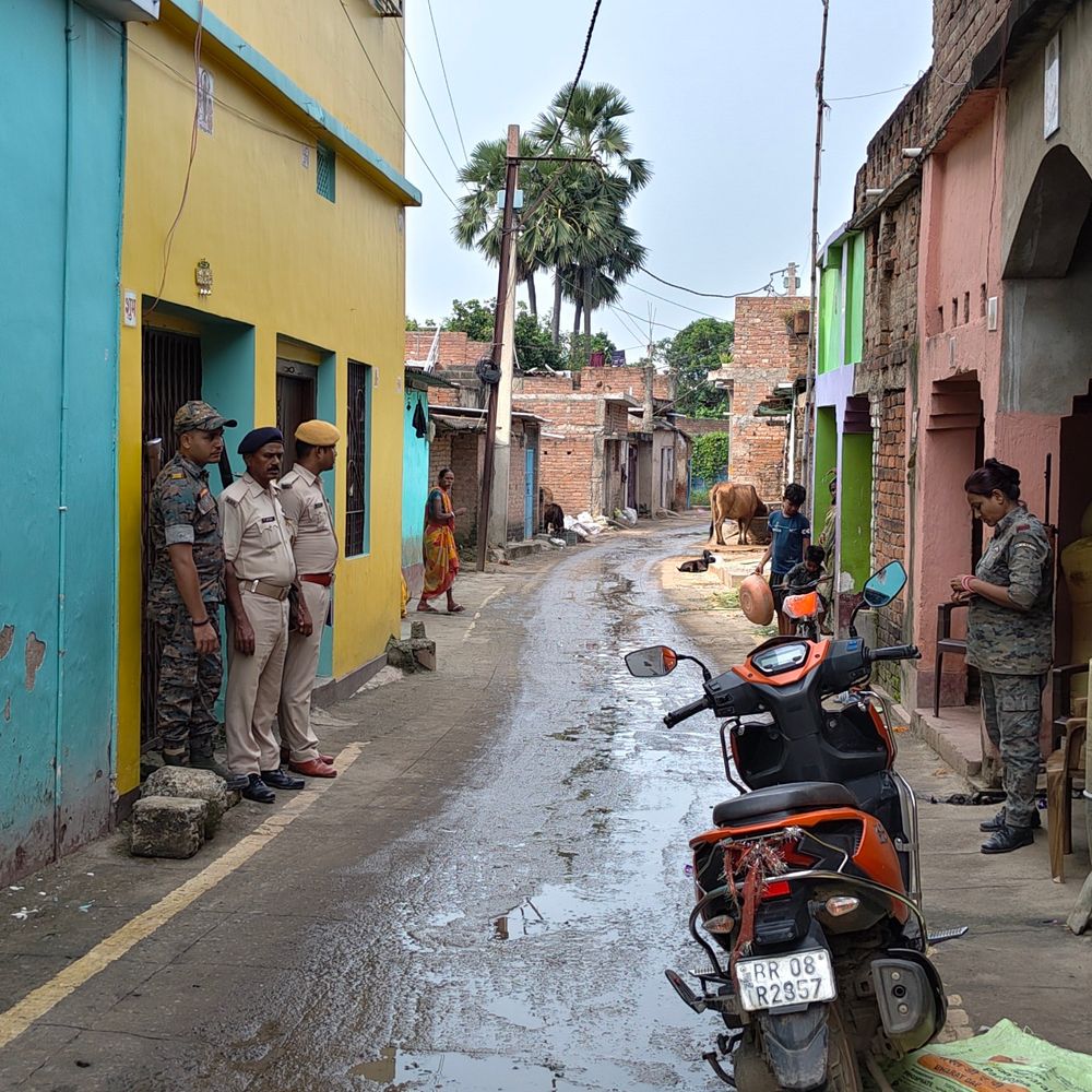 कमरगामा मारपीट मामले में दूसरे पक्ष ने FIR दर्ज कराई:घर में घुसकर गाली-गलौज और हथियार से हमला करने का आरोप