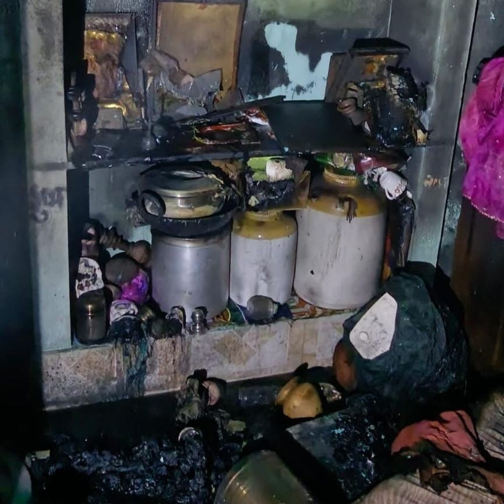 धमतरी में फ्रिज ब्लास्ट, घर में लगी आग:जरूरत का सामान जला,मां-बेटी बाल-बाल बचीं,दमकल ने एक घंटे के बाद आग पर पाया काबू