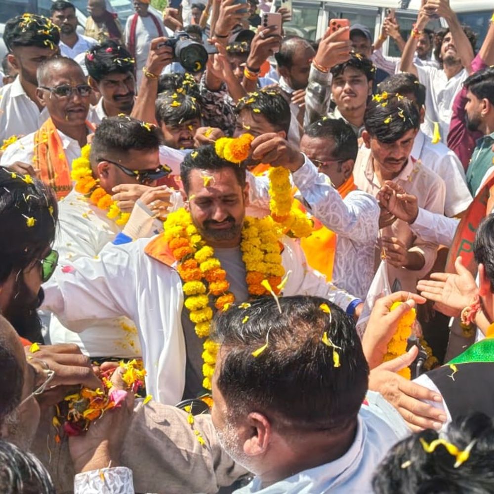 वाराणसी-वडनगर यात्रा का मध्य प्रदेश सीमा से हुआ प्रवेश:कार्यकर्ताओं ने फूल बरसाकर किया स्वागत, सेवा कार्य में लिया भाग