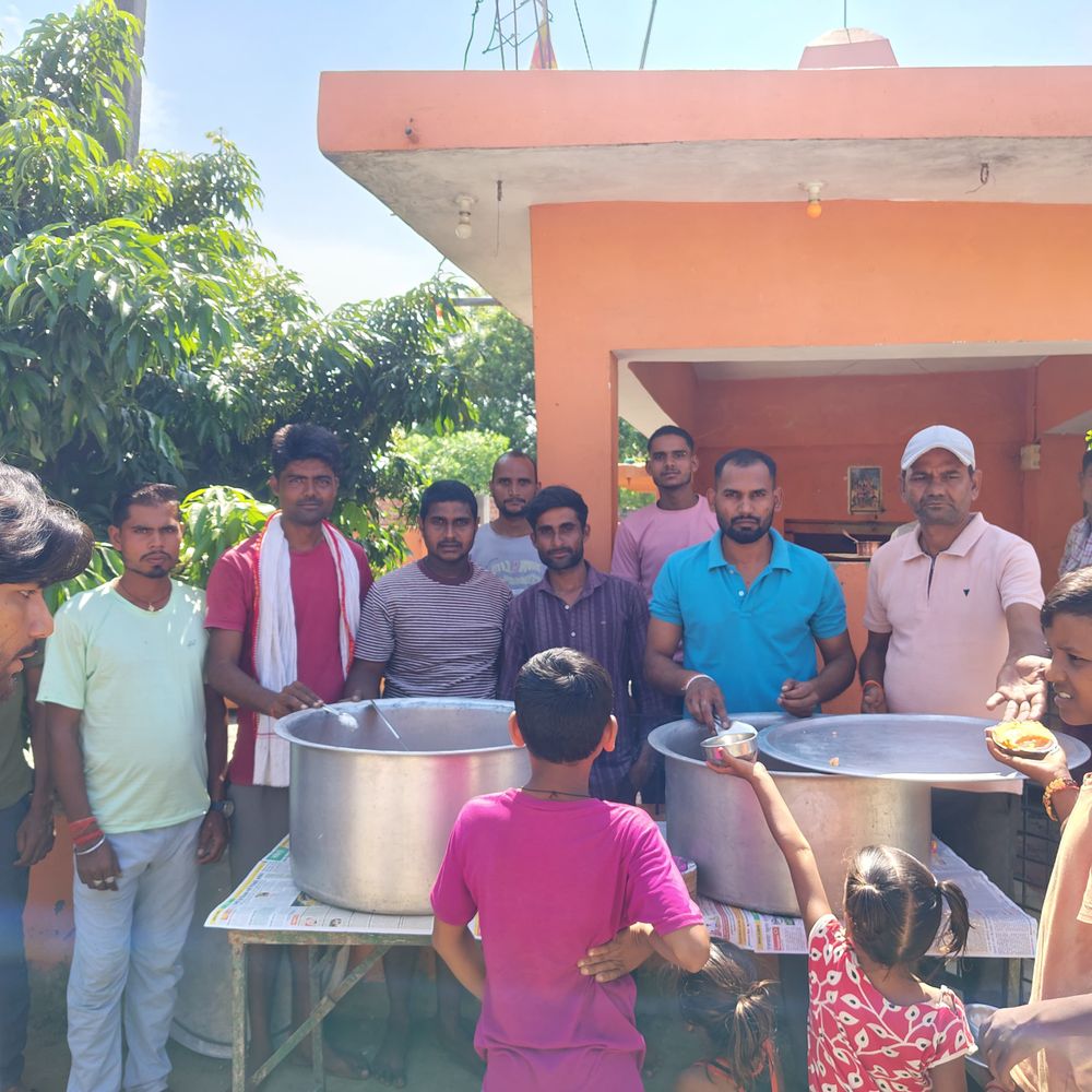 राधाष्टमी पर भंडारे का आयोजन:सैकड़ों श्रद्धालुओं ने पाया प्रसाद, दिखा आपसी सौहार्द