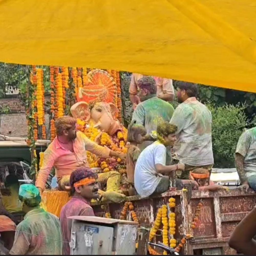 जालौन में गणपति विसर्जन यात्रा धूमधाम से निकली:श्रद्धालुओं ने 'गणपति बप्पा मोरया' के जयकारों और ढोल-नगाड़ों पर नाचते हुए दी विदाई