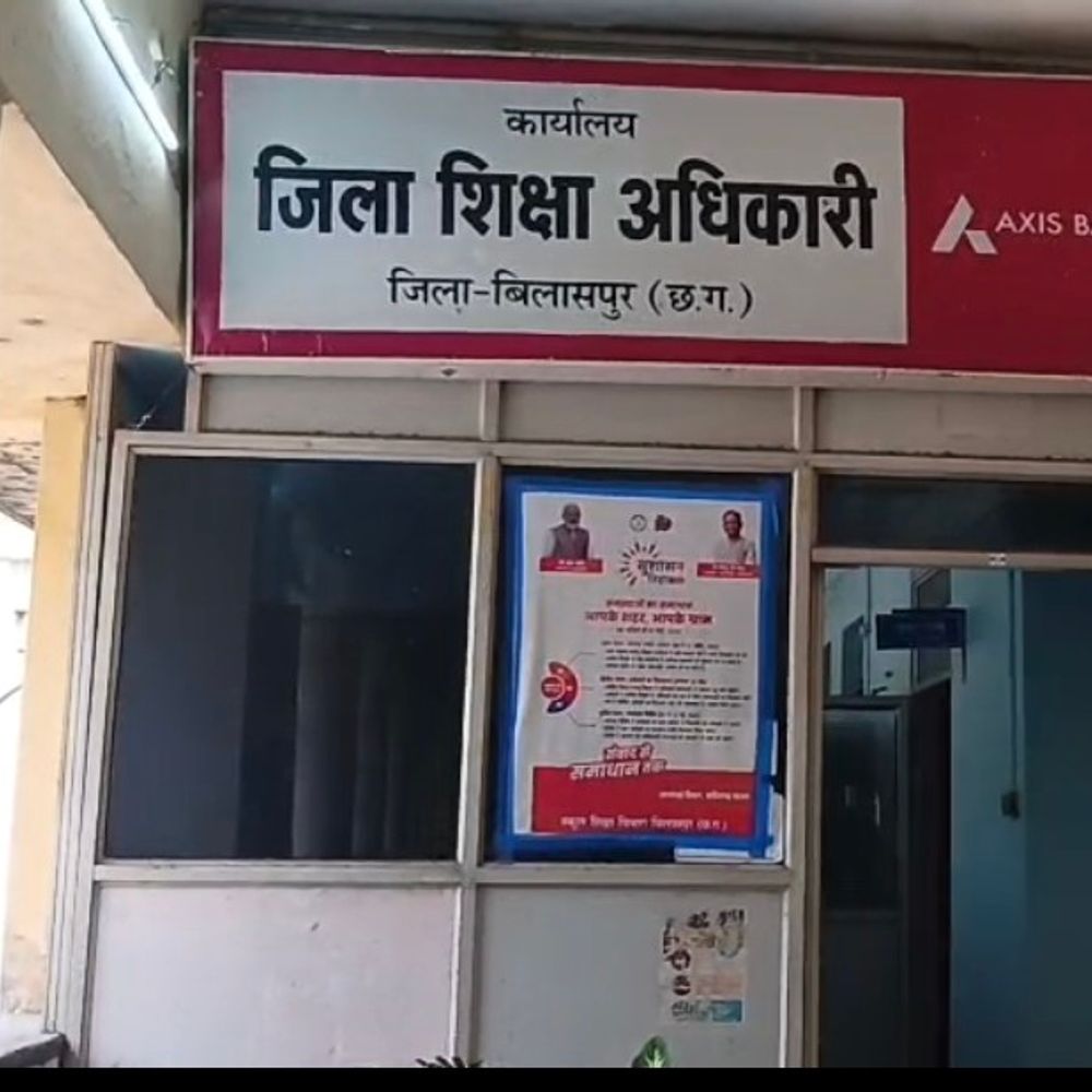 बिल्हा में ड्यूटी से गायब मिले 21 शिक्षक-कर्मचारी:आशीर्वाद का दीया कार्यक्रम में लगाई गई थी ड्यूटी, बीईओ ने दिया शो कॉज नोटिस
