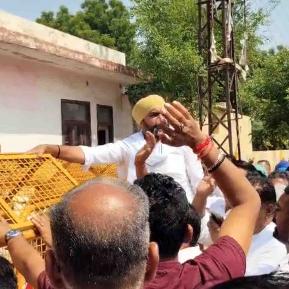 पालिका अध्यक्ष चुनाव से पहले कांग्रेस का थाने पर प्रदर्शन:पीलीबंगा में सरकार पर तानाशाही, पार्षदों के घर छापेमारी का आरोप