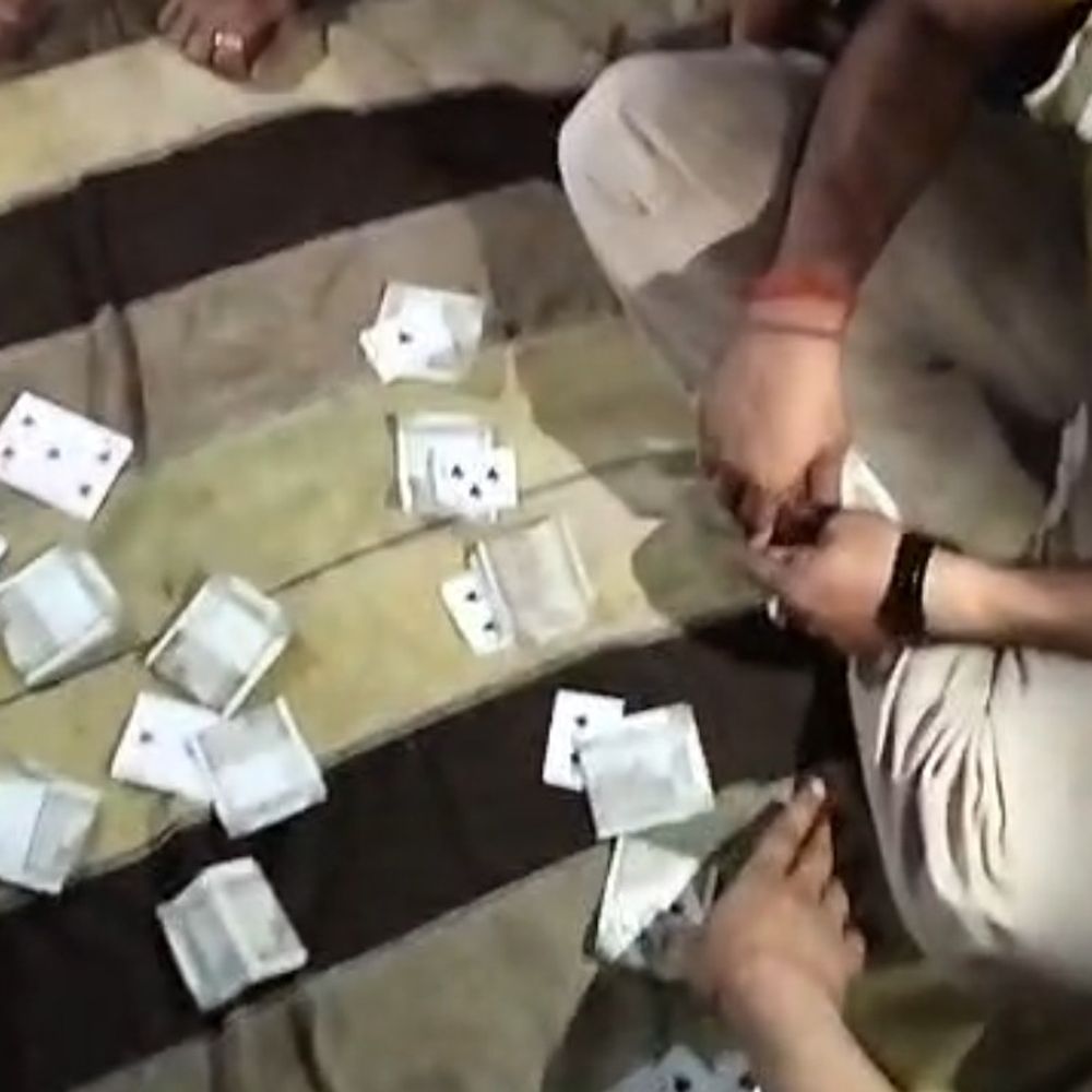 बांदा में लाखों रुपये का जुआ खेलने का वीडियो वायरल:कई लोग हार-जीत की बाजी लगाते दिखे, पुलिस जांच में जुटी