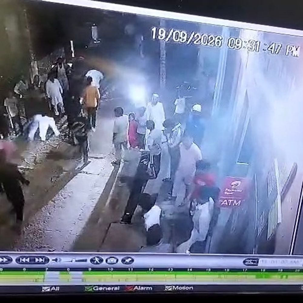 मुजफ्फरनगर में युवक की पिटाई का VIDEO:पहले 3-4 लोगों ने पकड़ा, फिर 15-20 लोग मारने लगे