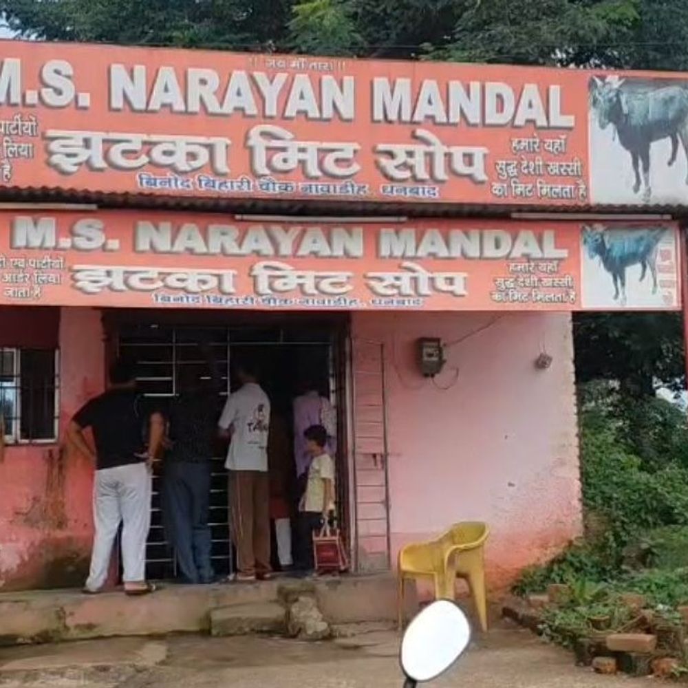 धनबाद में मीट दुकान से 17 खस्सी चोरी:गोदाम में बंधे खस्सियों को गाड़ी में लादकर ले गए बदमाश, CCTV में कैद हुई पूरी वारदात