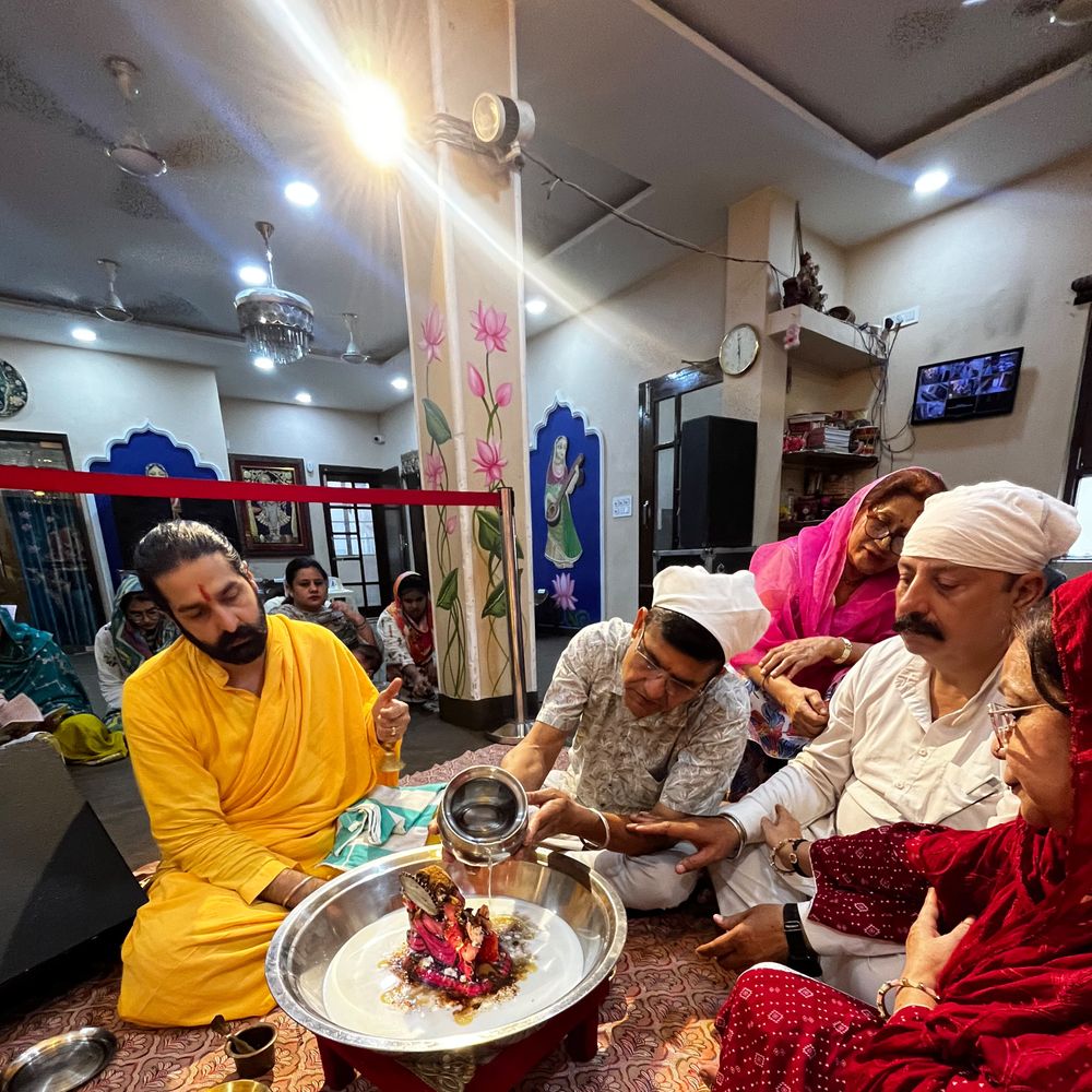 श्री हित लाडली कुंज मंदिर में भक्तों ने श्रद्धापूर्वक किया भजनों का गुणगान
