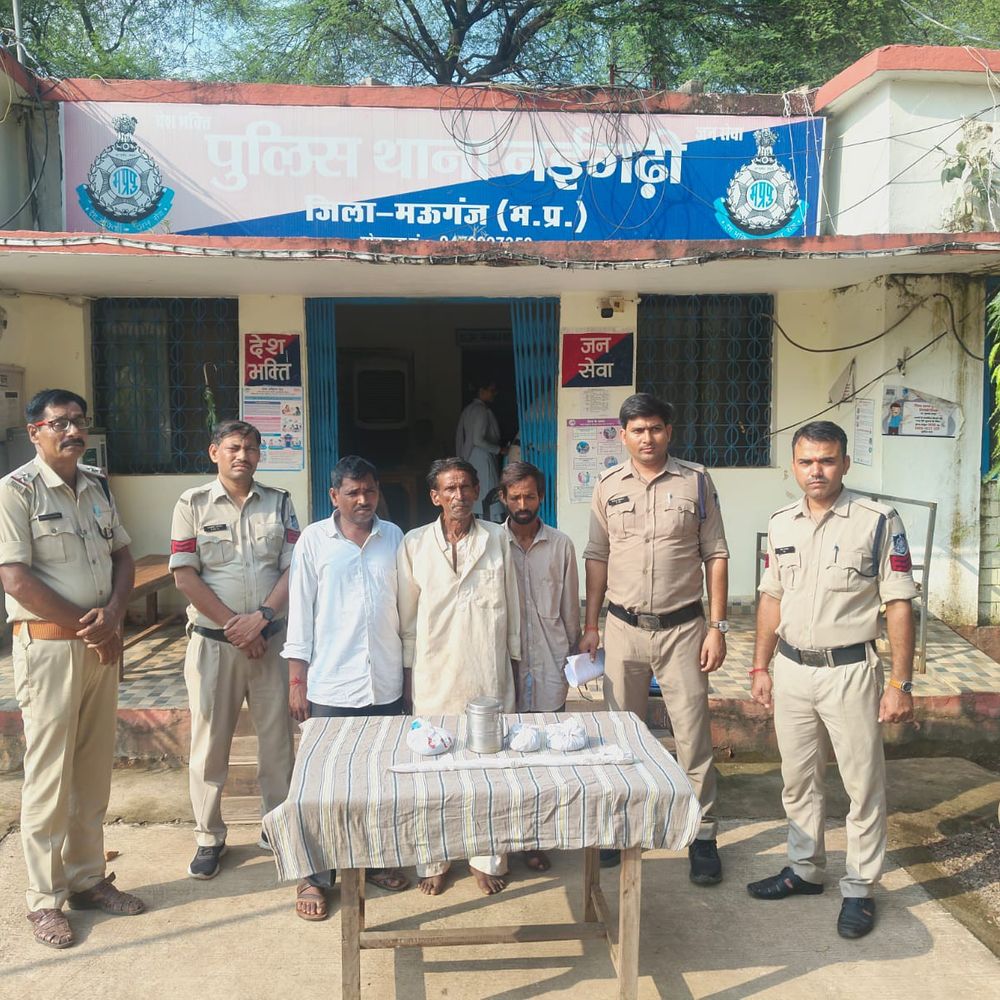 भीर में दीवार तोड़कर 5 लाख के जेवर चोरी:3 आरोपी गिरफ्तार, पुलिस ने जेवर और वारदात में इस्तेमाल औजार बरामद किए