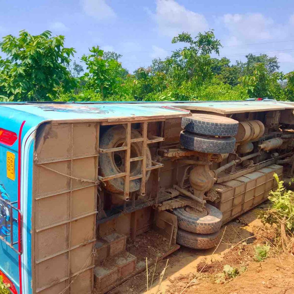 बीजापुर से चेरला जा रही यात्री बस पलटी, 16 घायल:गुंडम के पास हुआ हादसा,13 घायलों को बीजापुर अस्पताल रेफर,CRPF जवानों ने संभाला राहत-बचाव मोर्चा