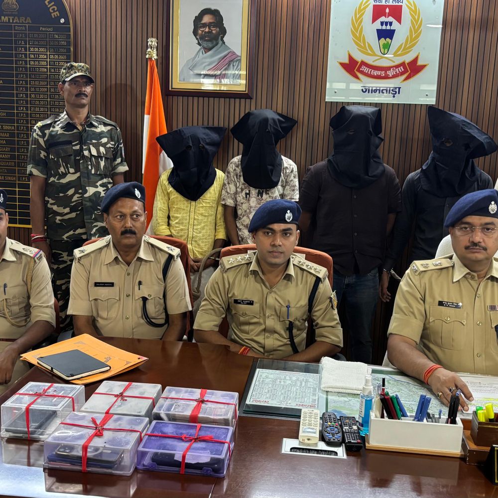 साइबर अपराधियों के पास से 13 मोबाइल व 8 एटीएम कार्ड जब्त, 2.20 लाख नकद बरामद