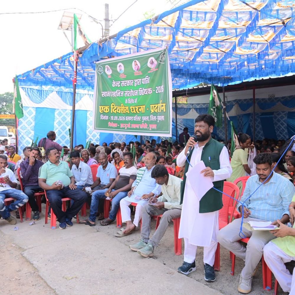 झामुमो ने दिया धरना, नए खनिज कानून के खिलाफ राष्ट्रपति के नाम सौंपा ज्ञापन
