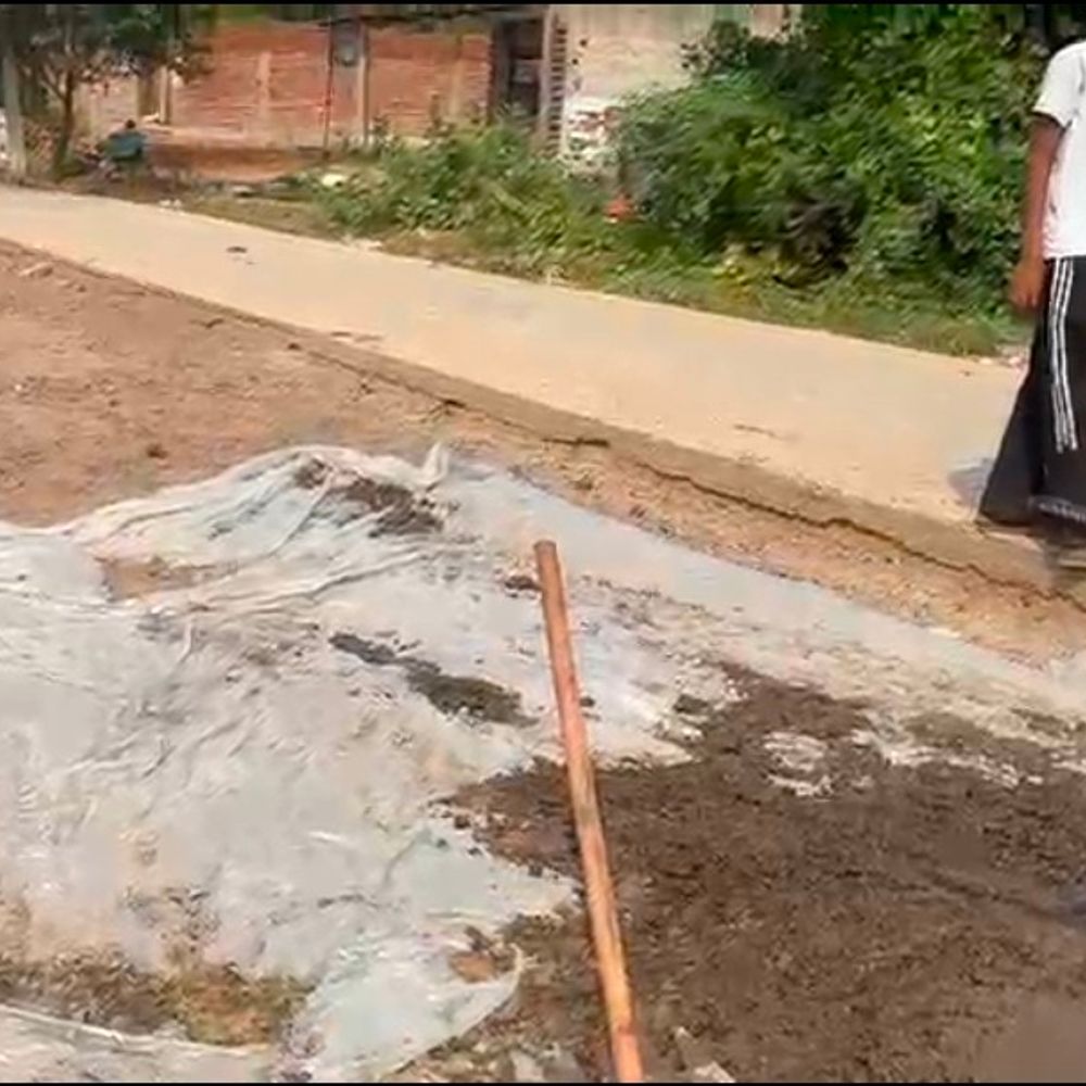 कैथवाड़ा में सीसी सड़क की मोटाई पर उठे सवाल:ग्रामीणों ने कहा- 9 इंच की जगह 7 इंच मिली, सुरक्षा इंतजाम भी नाकाफी