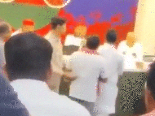 अखिलेश के सामने भिड़े सपा नेता:गुस्से में सपा प्रमुख बोले- बड़े नेता हैं, पैसों की गर्मी हो गई है; मीटिंग से निकाला