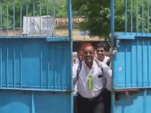 60-65 साल के बुजुर्ग बने छठी क्लास के बच्चे:आगरा में स्कूल में गिल्ली-डंडा खेला; रेलगाड़ी बनाकर दौड़े; फिर से बचपन जीया
