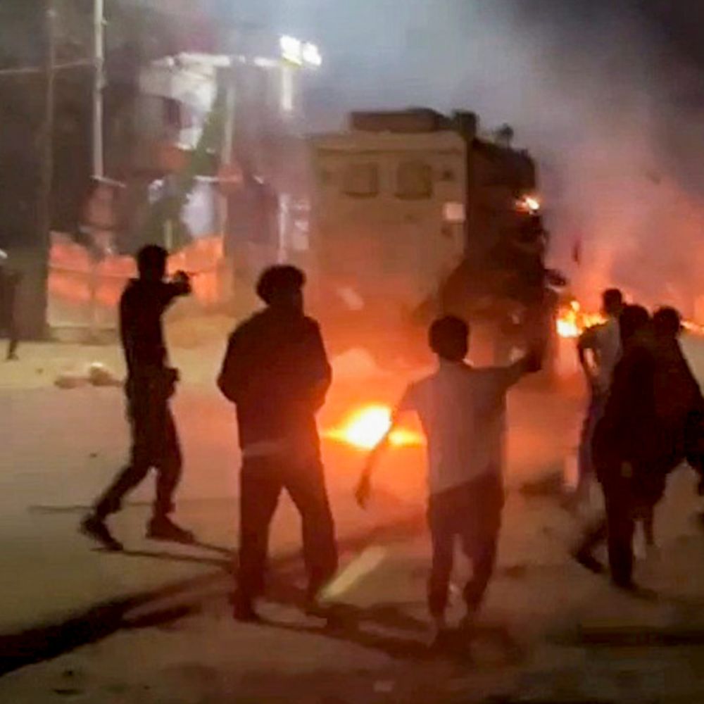 मणिपुर के कांगपोकपी में प्रदर्शनकारियों ने नेशनल हाईवे खोदा:टायर जलाए, पथराव किया; 7 कुकी ग्रामीणों की हिरासत का विरोध कर रहे थे