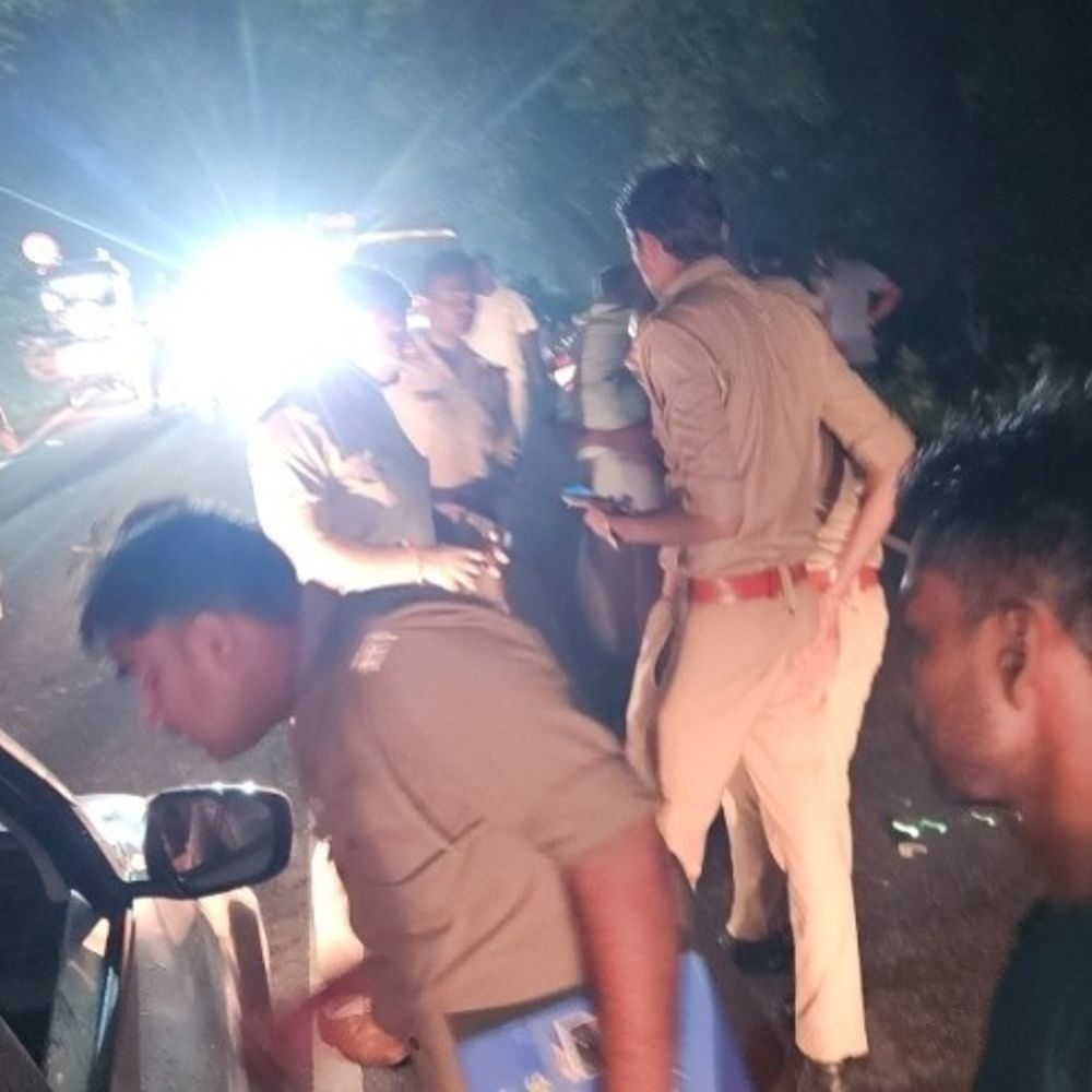 बक्सर में पिकअप ने बाइक सवार पिता-बेटे को रौंदा:बेटे की मौत, पिता गंभीर; वाराणसी रेफर, चालक फरार