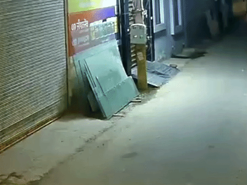 मोगा में चोरों ने घर से सिलेंडर चुराया:सीसीटीवी में कैद हुई वारदात, लोगों ने पुलिस से गश्त बढ़ाने की मांग की