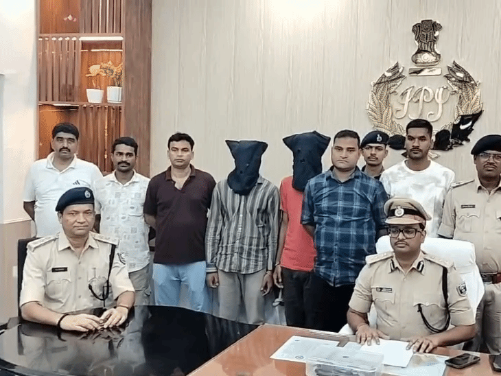स्नैचिंग गैंग के दो शातिर अरेस्ट, 70 मामलों का खुलासा:बिहार से झारखंड तक था नेटवर्क, औरंगाबाद में SIT ने बरामद किए हथियार, कारतूस, चोरी की बाइक