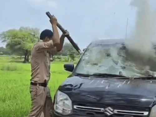 नाकाबंदी देख गांजा और कार में लगाई आग:महासमुंद में 28.465 किलो गांजा बरामद, 2 तस्कर गिरफ्तार, एक जंगल में भागा