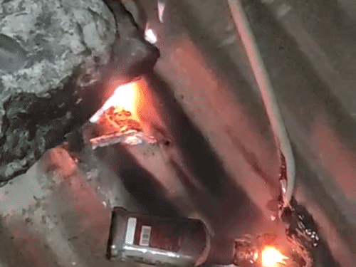 कपूरथला में घर पर पेट्रोल बम से हमला:रात 3 बजे धमके से मोहल्ले में दहशत, तीन नकाबपोश बाइक सवारों दिया अंजाम