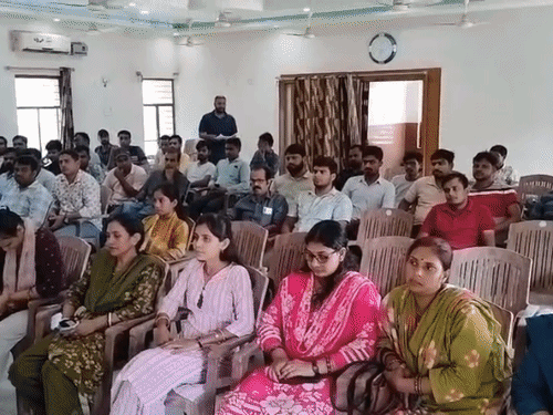 बेगूसराय- कर्मचारी भवन में डाटा इंट्री-कंप्यूटर ऑपरेटरों की बैठक:सेवा समायोजन की मांग, अन्य मुद्दों पर भी विस्तार से चर्चा; कर्मचारी महासंघ ने भी दिया समर्थन