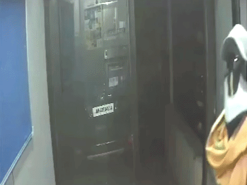 तेलंगाना में 2 SBI एटीएम में चोरी, VIDEO:गैस कटर से काटकर पैसे निकाले; चोरों ने महिलाओं के कपड़े पहने थे