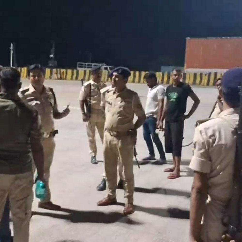 कैमूर में मेडिकल दुकान के बाहर से बाइक चोरी:लॉक तोड़कर ले गया चोर, गमछे से चेहरा ढका; CCTV में कैद हुई वारदात