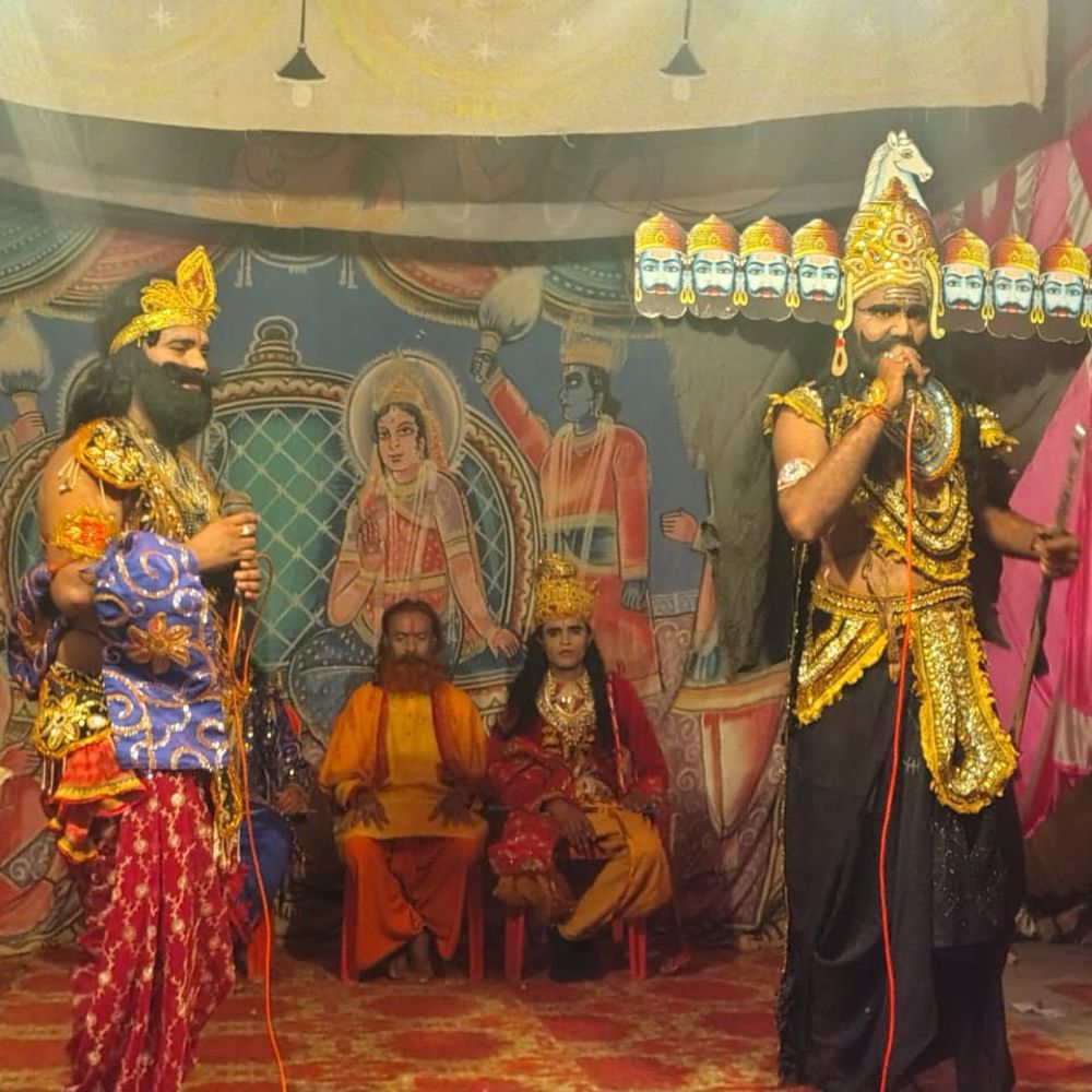 चंदौली में धनुष यज्ञ और श्रीराम-जानकी विवाह का मंचन:लक्ष्मण-परशुराम संवाद ने भी बांधा समां, देर रात तक जुटे रहे श्रद्धालु