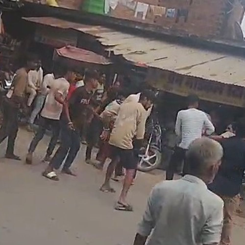 कन्नौज में दो युवकों को घेरकर पीटा:महिला से फोन पर बात करने पर विवाद; 7 लोगों पर मारपीट का आरोप