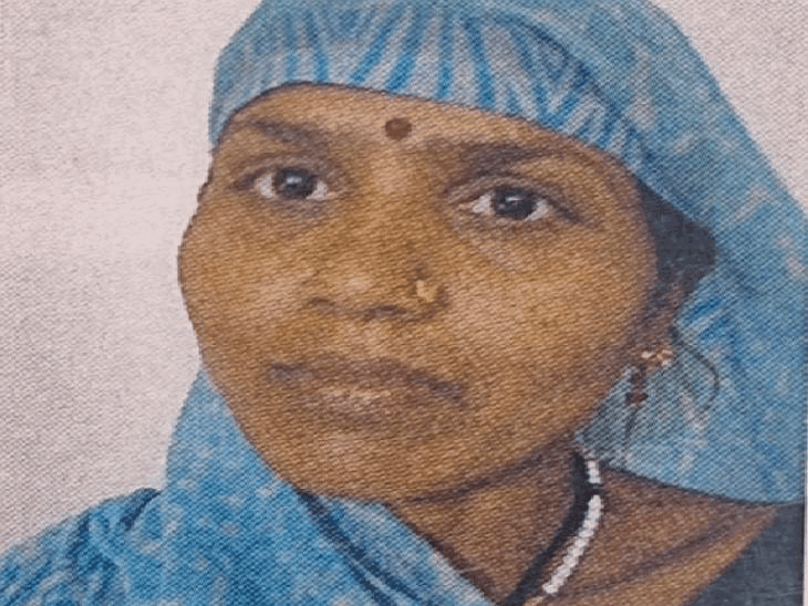 झांसी में दीवार गिरने से महिला की मौत:फोन बजने पर मलबा हटाया तो लाश मिली, पति-दोनों बेटों की पहले ही मौत हो चुकी