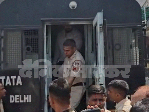 हरियाणा- कुख्यात गैंगस्टर का ढोल-नगाड़ों से स्वागत:बेटियों के नामकरण के लिए 5 घंटे की पैरोल; बंद कमरे में मुलाकात, हवन में नहीं बैठ पाया