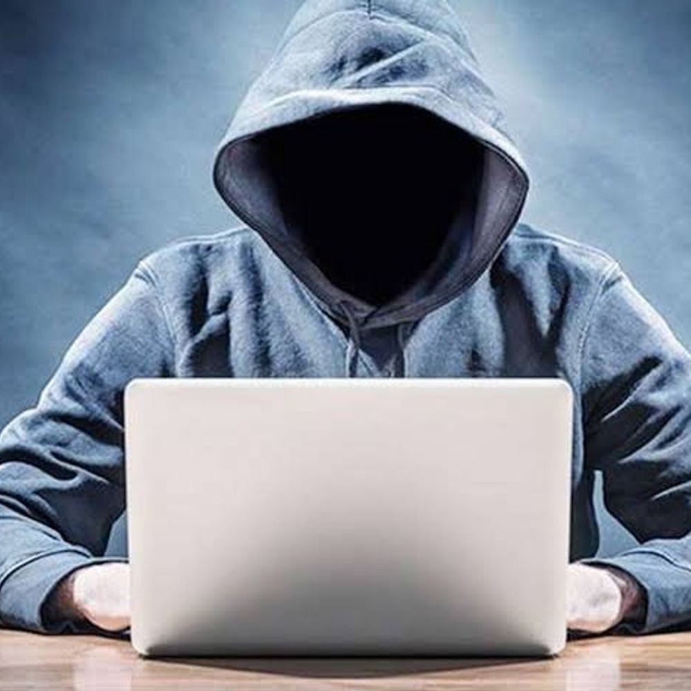 अलीगढ़ में आपत्तिजनक फोटो दिखाकर महिला से 3.20 लाख ऐंठे:वीडियो कॉल कर ब्लैकमेल किया, पति-बच्चों को मारने की धमकी दी