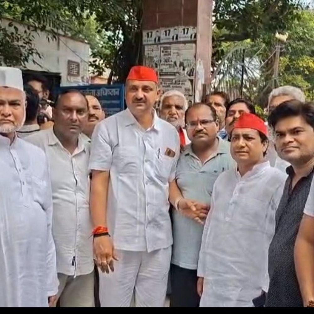मुरादाबाद में सपा का SSP कार्यालय पर प्रदर्शन:जिलाध्यक्ष बोले- सपा मुखिया की छवि धूमिल करने को भाजपा ने लगवाए पोस्टर