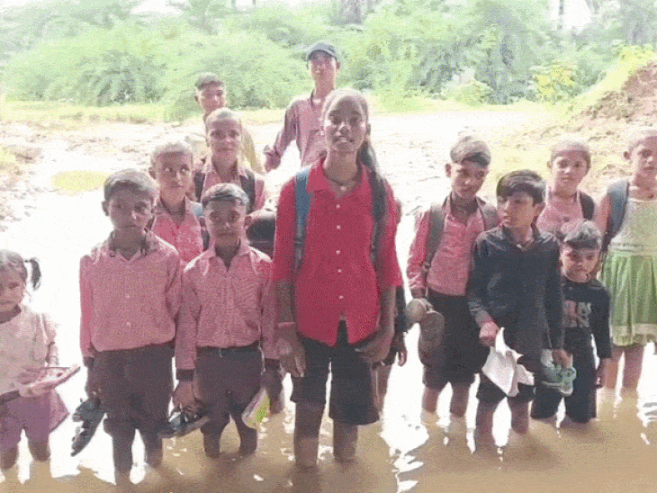 कीचड़ में खड़े होकर स्कूली बच्चों ने मांगी पक्की सड़क:झांसी में परिजनों ने जिलाधिकारी को दिया ज्ञापन, बोले-तीन महीने से बच्चे पढ़ने नहीं जा पा रहे