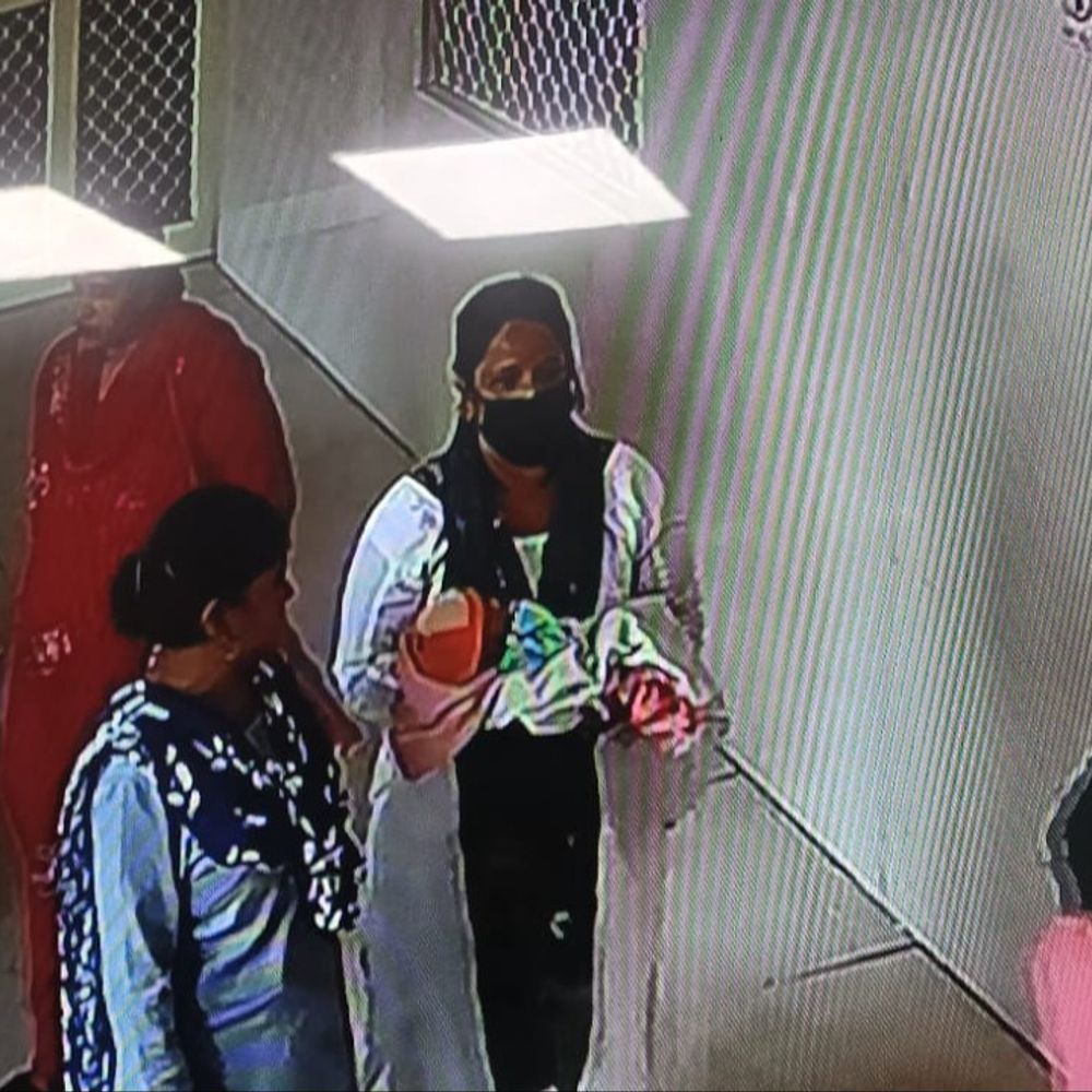 सहारनपुर के महिला अस्पताल से नवजात चोरी:CCTV में बच्चे को गोद में ले जाती दिखी महिला, टीका लगवाने के बहाने पिता से लिया था 12 घंटे पहले जन्मा बेटा